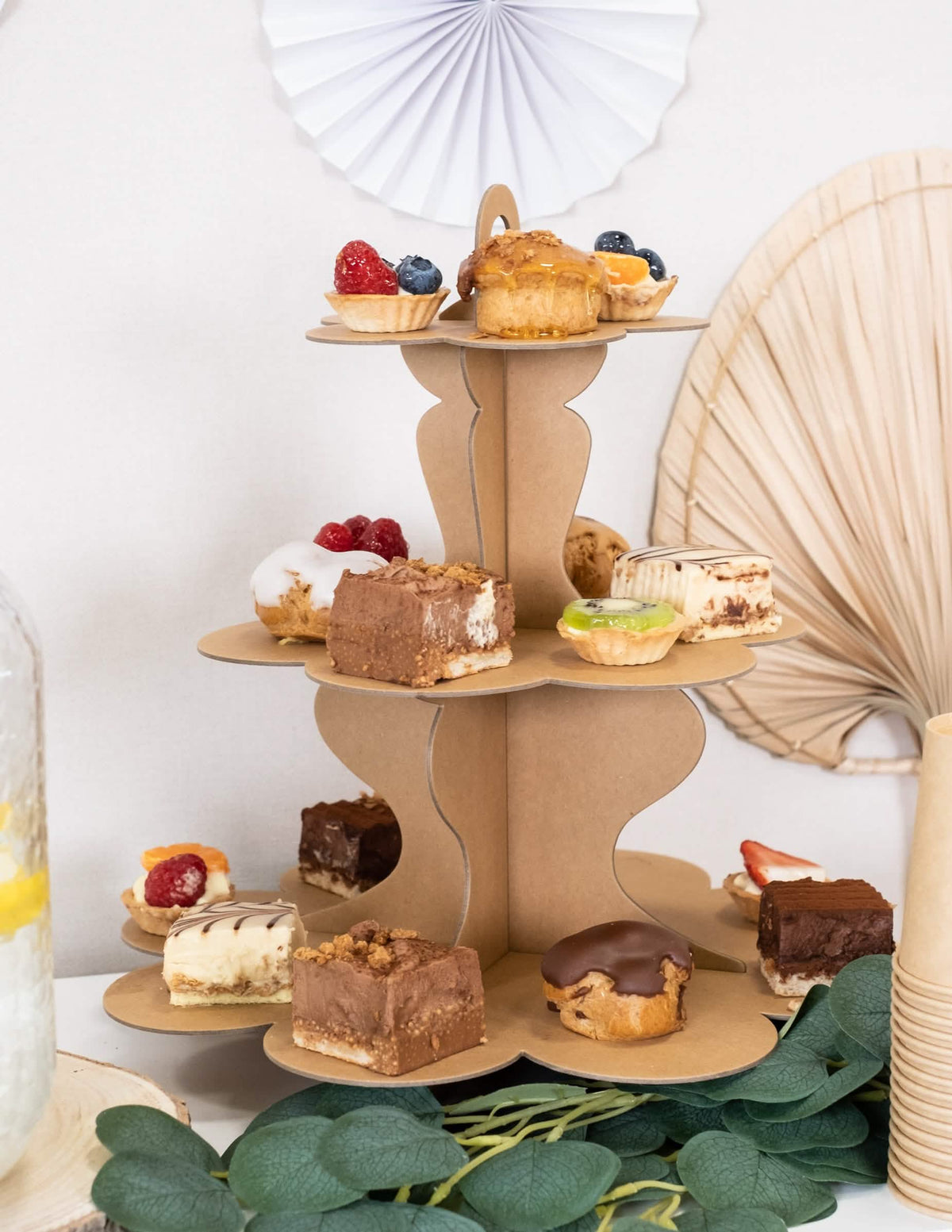 Istaknuti pregled kartonskog cupcake stalaka od kraft smeđe kartona s 3 etaže