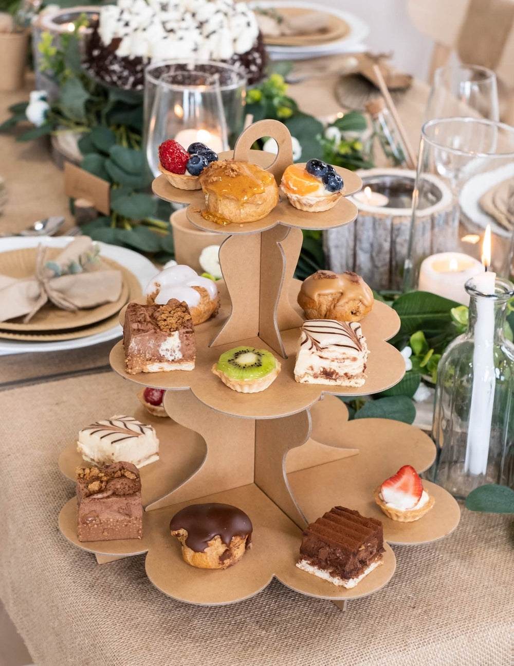 Postavljanje kartonskog cupcake stalaka s 3 etaže od kraft papira