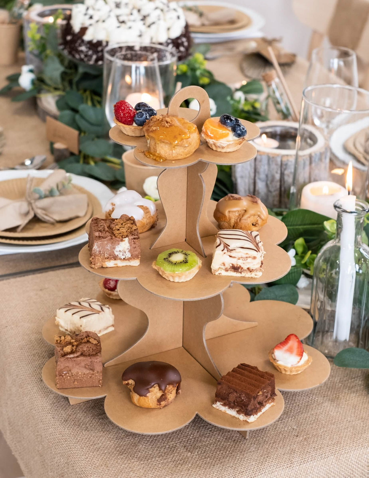 Postavljanje kartonskog cupcake stalaka s 3 etaže od kraft papira