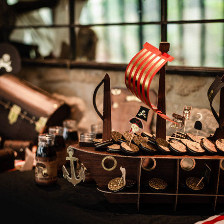 Stalak za torte u obliku gusarskog broda sa zlatnim detaljima 46,5 x 40 x 20 cm 