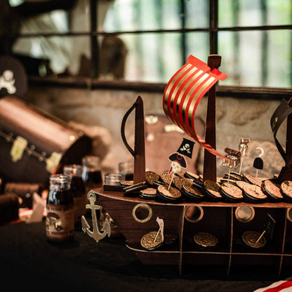 Stalak za torte u obliku gusarskog broda sa zlatnim detaljima 46,5 x 40 x 20 cm 