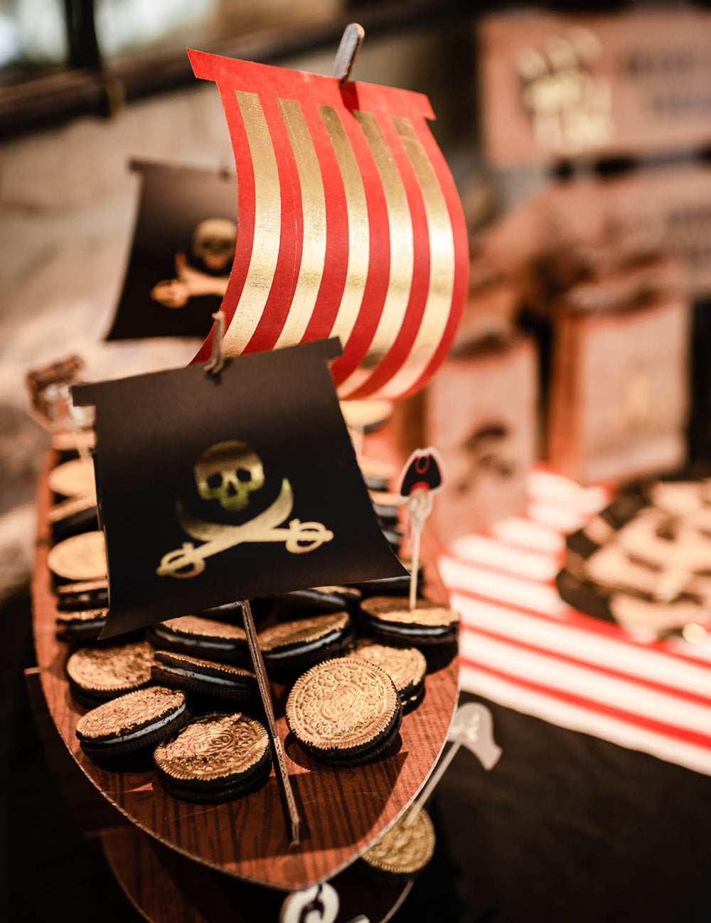 Détail des voiles et des gâteaux du présentoir bateau pirate pour gâteaux