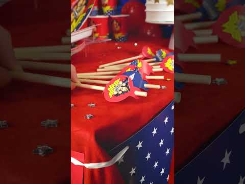 8 pailles médaillon en carton Wonder Woman™ 20cm