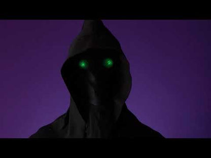 U punom kapuljaču nevidljive maske za lice i očima zelenih svjetlosnih očiju