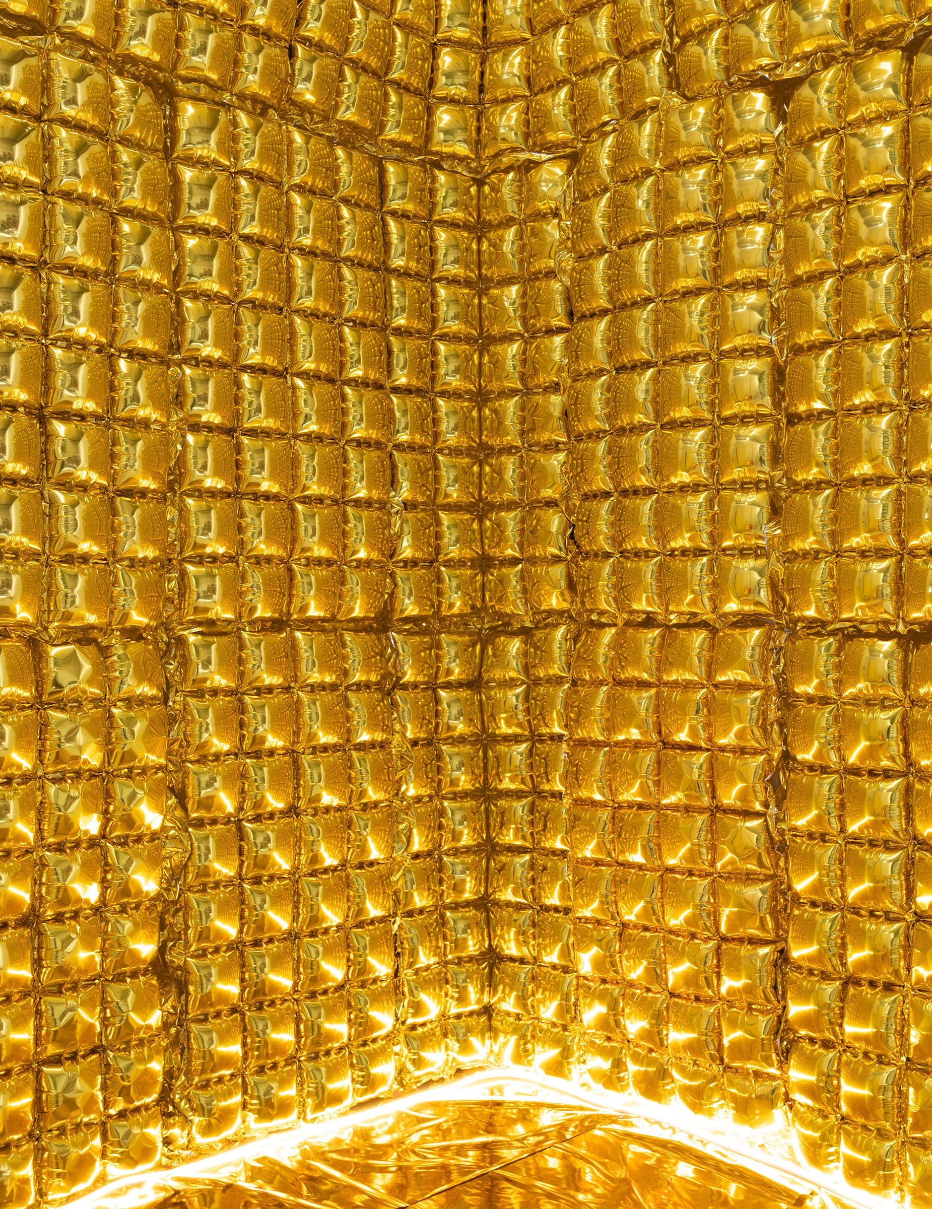 Détail de la texture du rideau de ballons pour fête doré