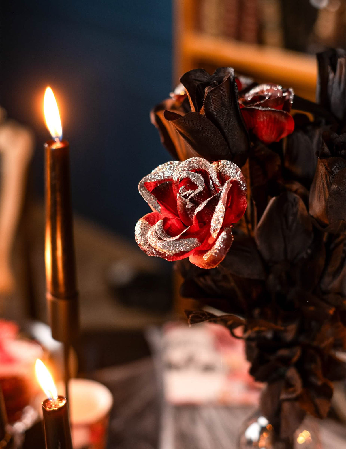 Ambijent uz svjetlost crnih i crvenih halloween svijeća ruže
