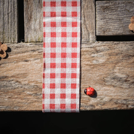 Gros plan sur le motif du ruban en lin vichy rétro style guinguette