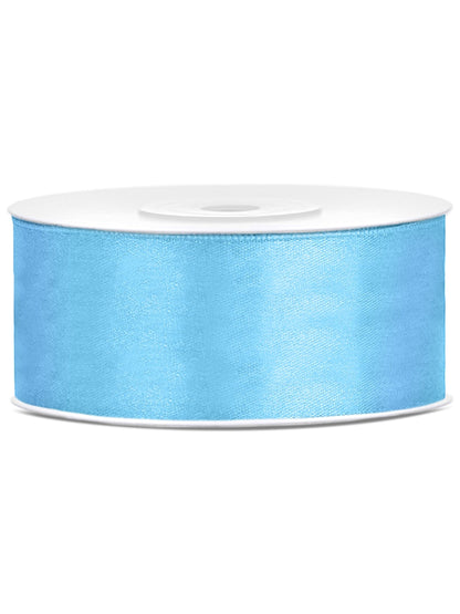 Mise en situation en décoration suspendue du ruban satin bleu ciel