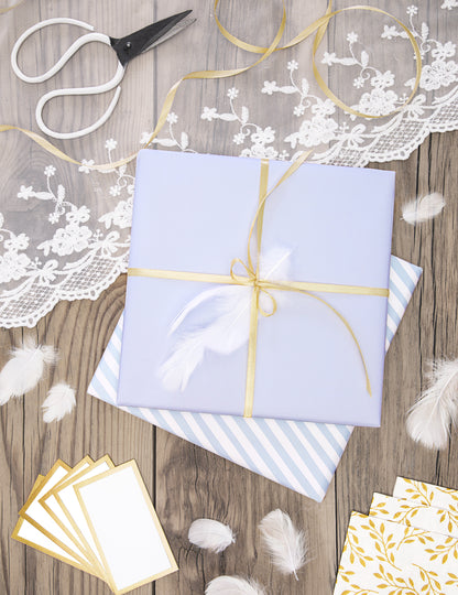 Mise en situation sur un paquet cadeau du ruban satin pour fête doré ocre