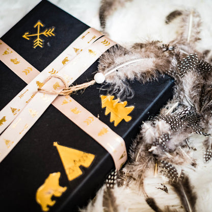 taupe satenska vrpca s motivom indijske šume prošarana zlatom 1.9 cm x 10 m uzorci teepeeja i medvjeda