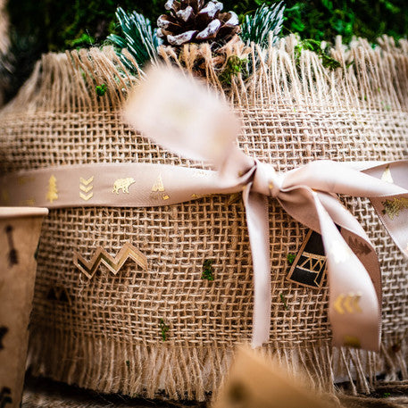 taupe satenska vrpca s motivom indijske šume prošarana zlatom 1.9 cm x 10 m uzorci teepeeja i medvjeda