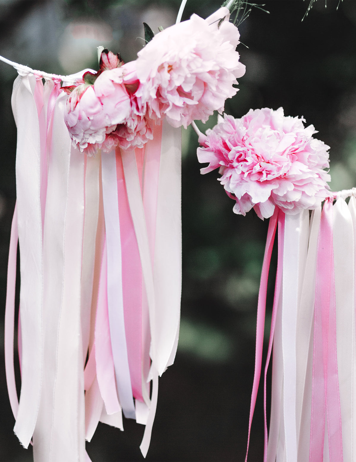 Mise en situation avec des fleurs du ruban satin pour décoration de fête