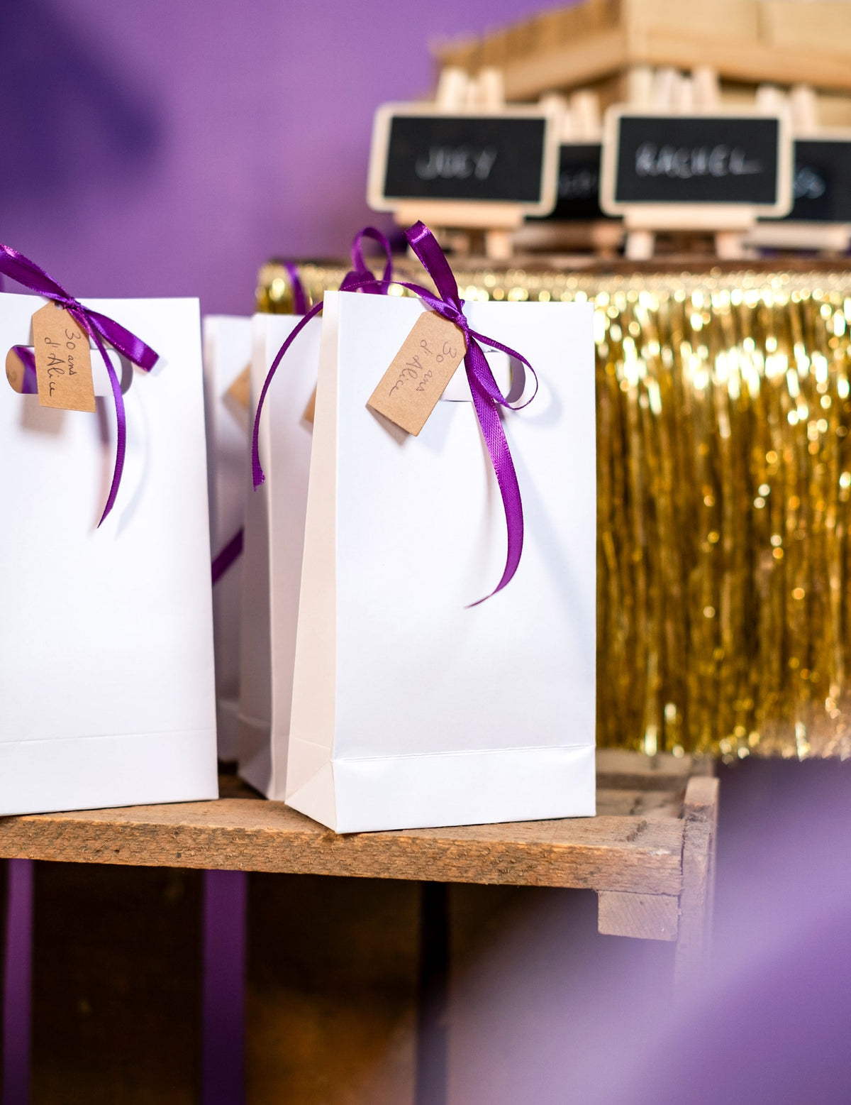 Mise en situation sur des sacs cadeaux du ruban satin violet