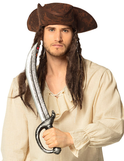 Mise en situation du sabre de pirate pour déguisement