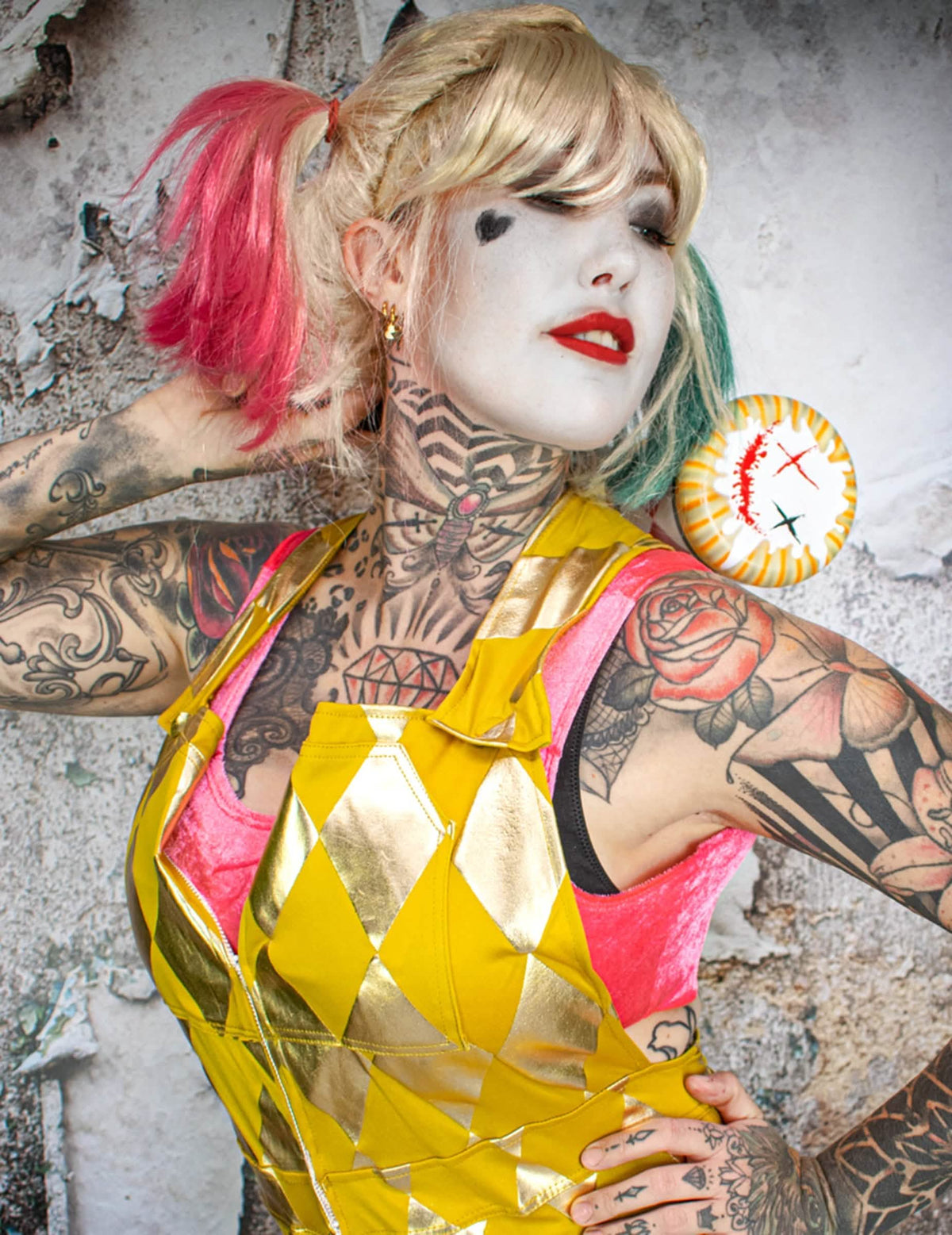 Krupni plan na šminku i gornji dio hlača s naramenicama Harley Quinn Birds of Prey™