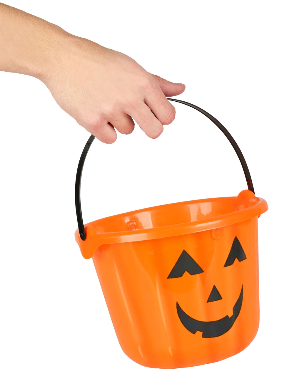 Détail de l'anse tenue par une main du seau citrouille pour Halloween