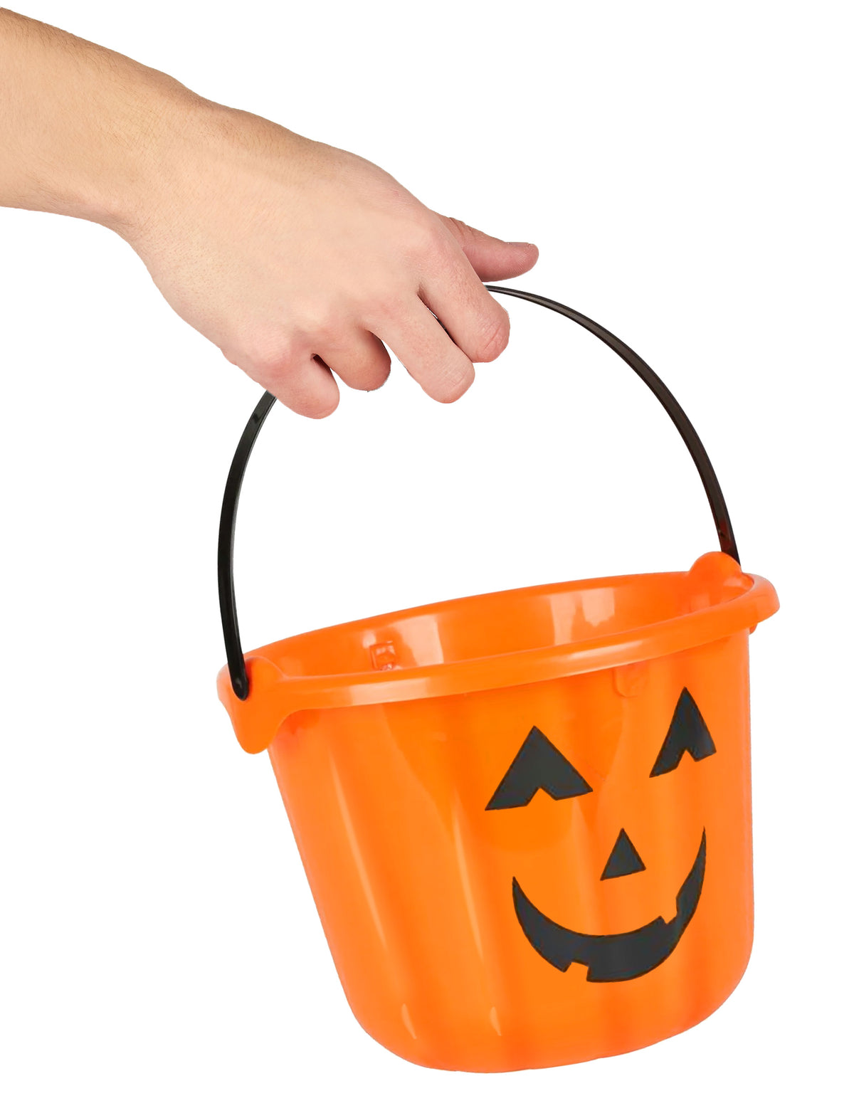 Détail de l'anse tenue par une main du seau citrouille pour Halloween