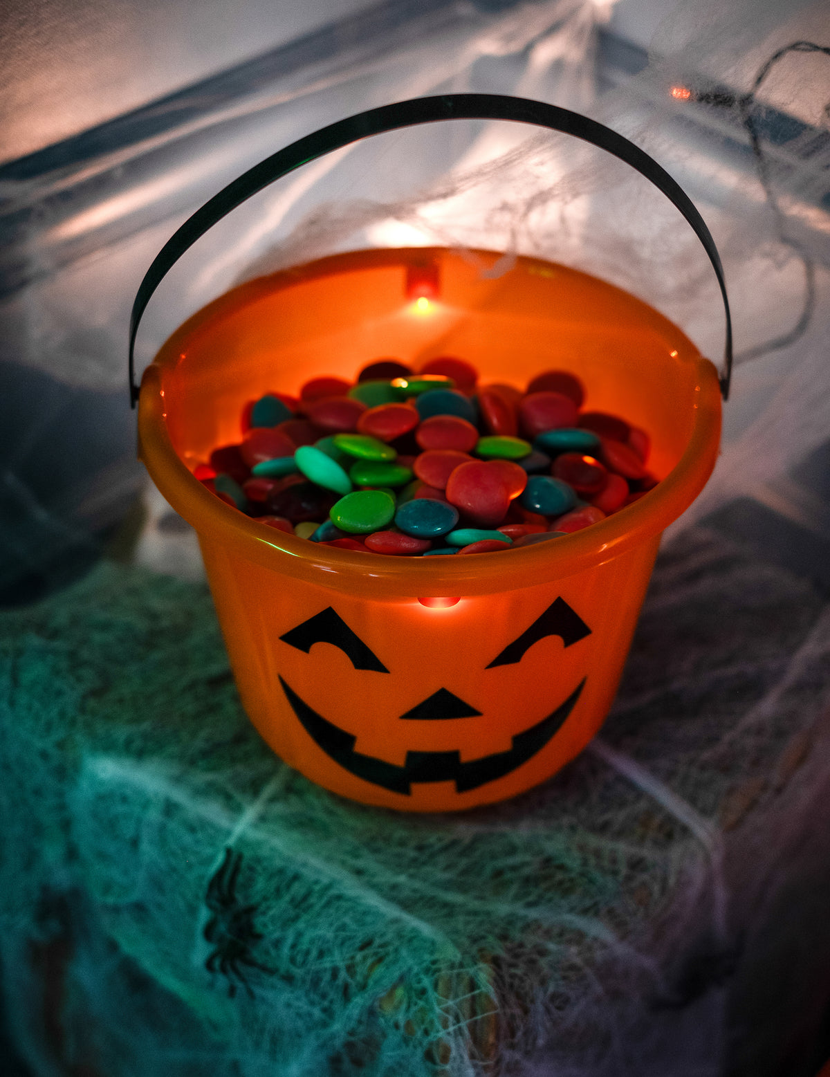 Gros plan sur les bonbons à l'intérieur du seau citrouille Halloween