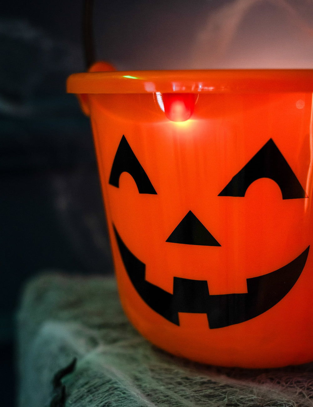 Gros plan sur le visage et l'éclairage du seau citrouille pour Halloween