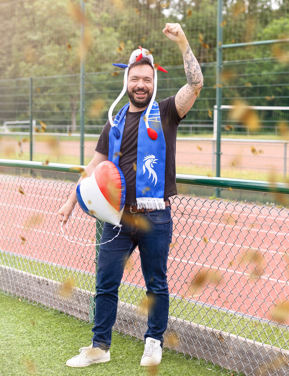 Mise en situation de supporter du serre-tête coq avec ailes mobiles