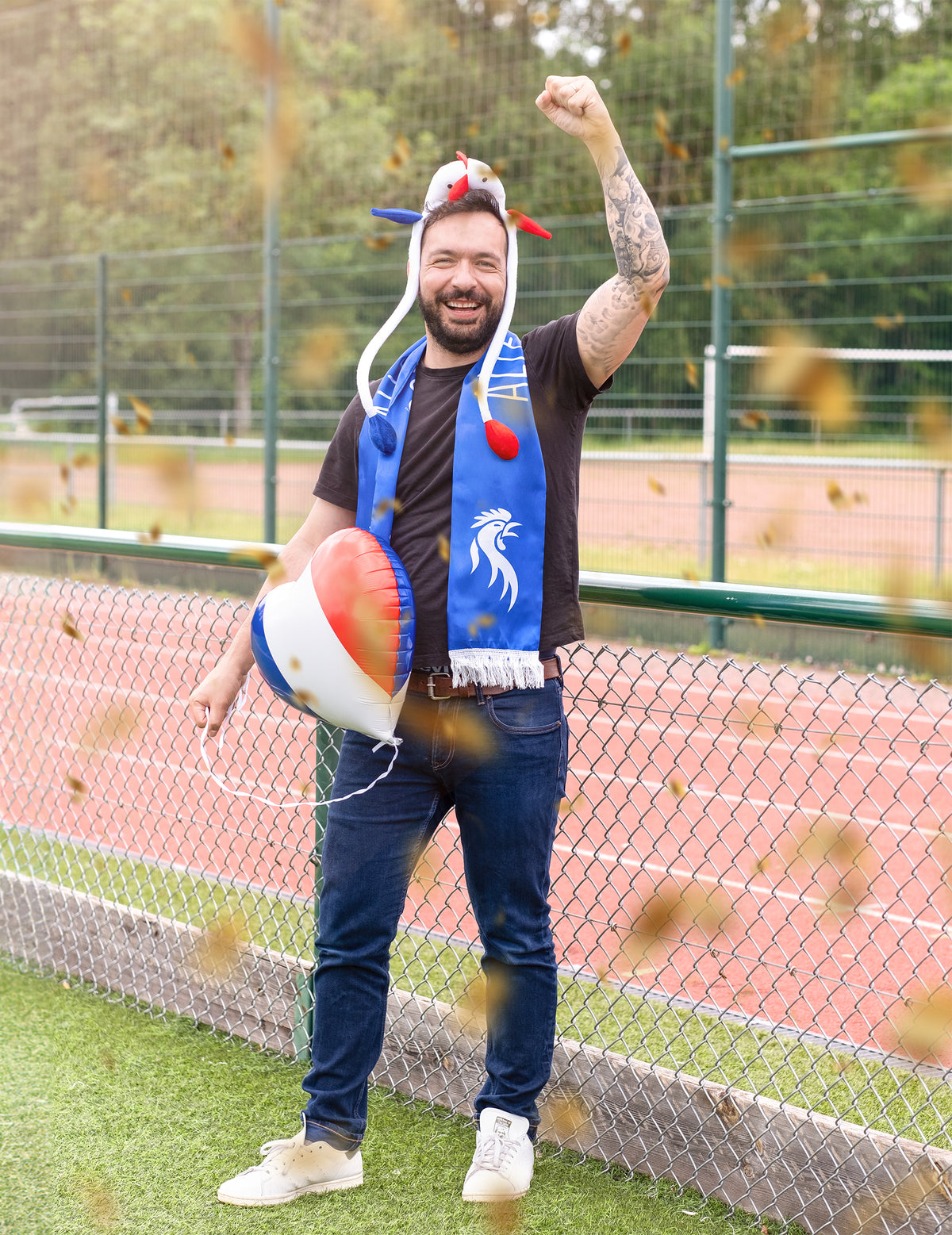 Mise en situation de supporter du serre-tête coq avec ailes mobiles