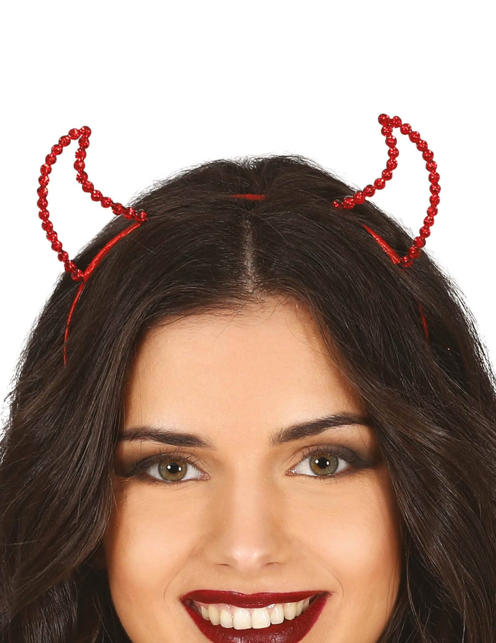 Gros plan sur les cornes du serre-tête diablesse à strass pour femme rouge