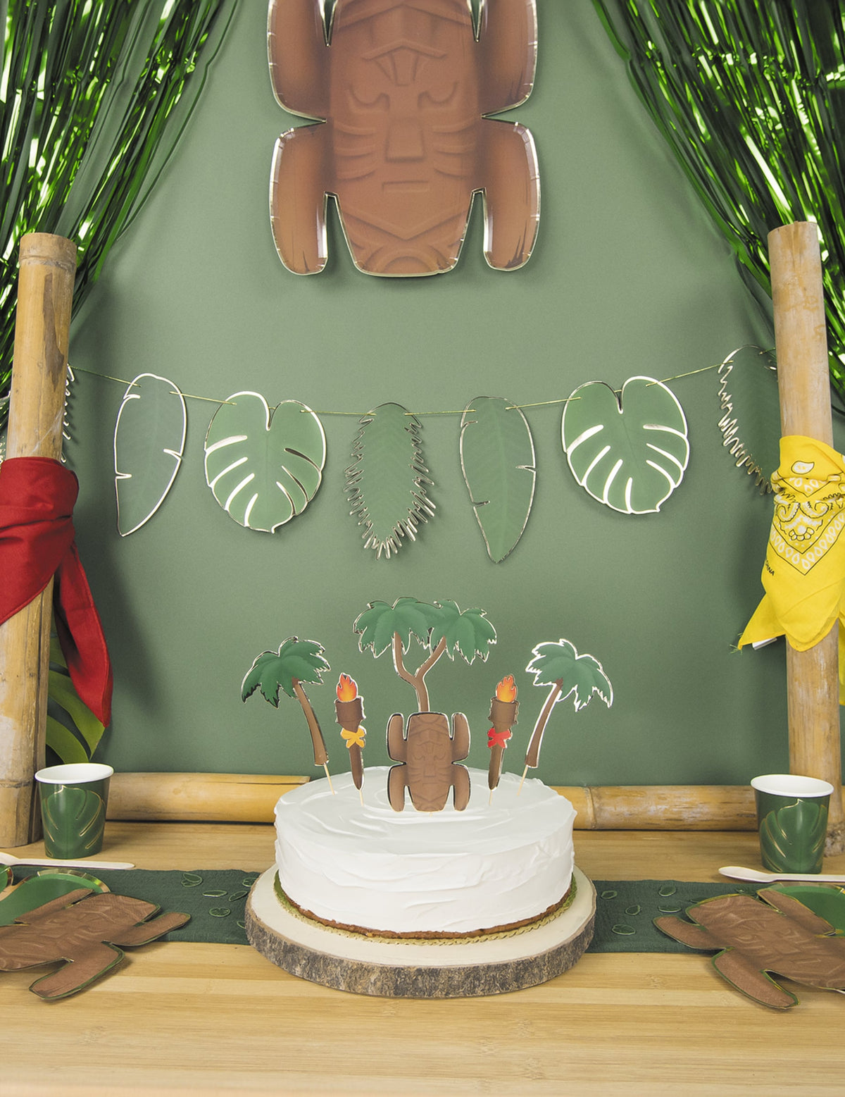 Mise en situation sur une table de fête des décorations pour gâteau aventurier