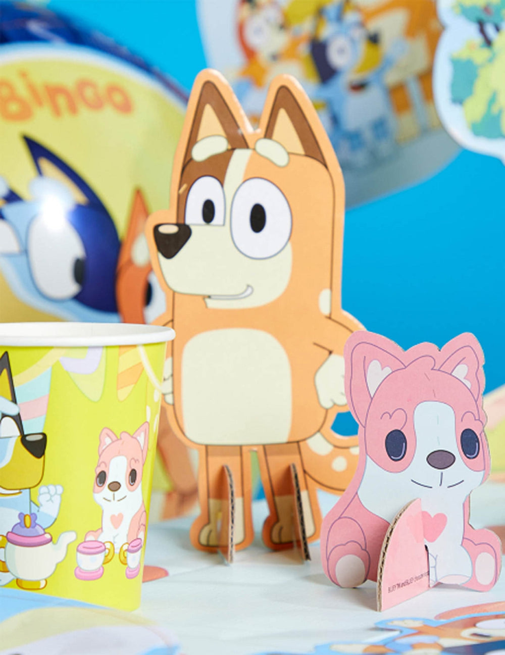 Gros plan sur les figurines en carton du set de décorations de table Bluey