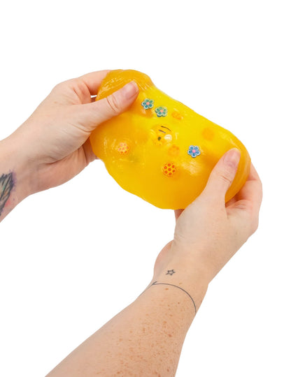 Medni slime s pčelom