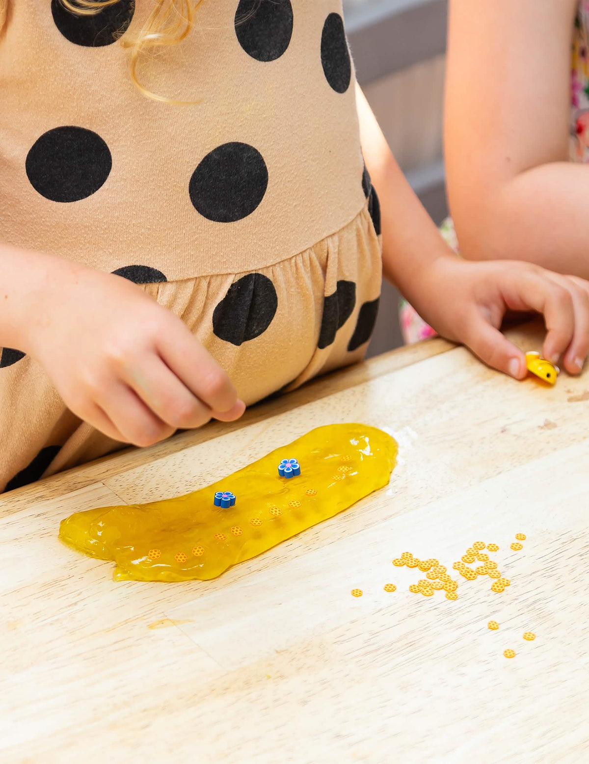 Medni slime s pčelom