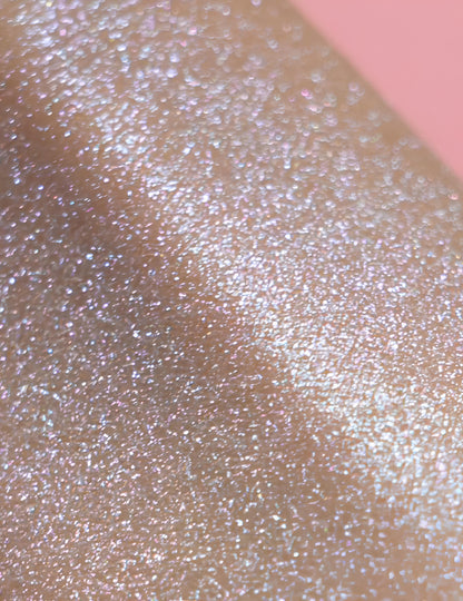 Gros plan sur le rendu holographique du spray poudre pailleté Si si la paillette