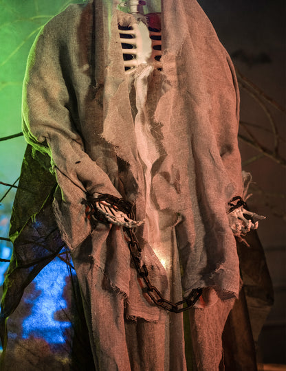 Gros plan sur les mains enchaînées du squelette lumineux à suspendre Halloween