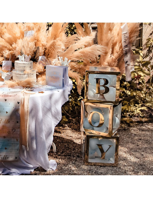 Mise en scène sur boîtes transparentes des stickers boy pour baby shower