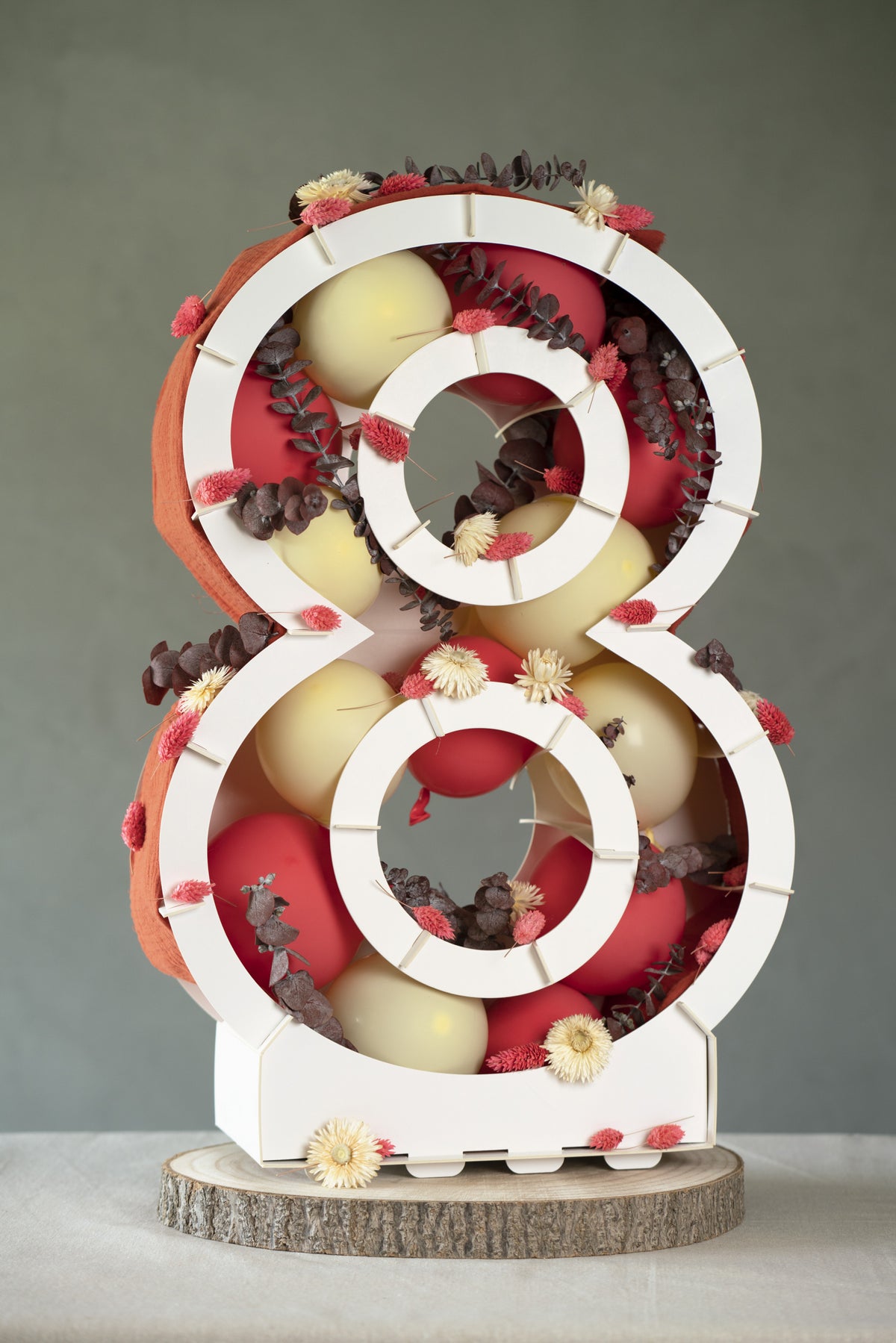 Chiffre 8 garni de ballons et de fleurs de la structure chiffre pour décoration de fête blanc en carton à garnir