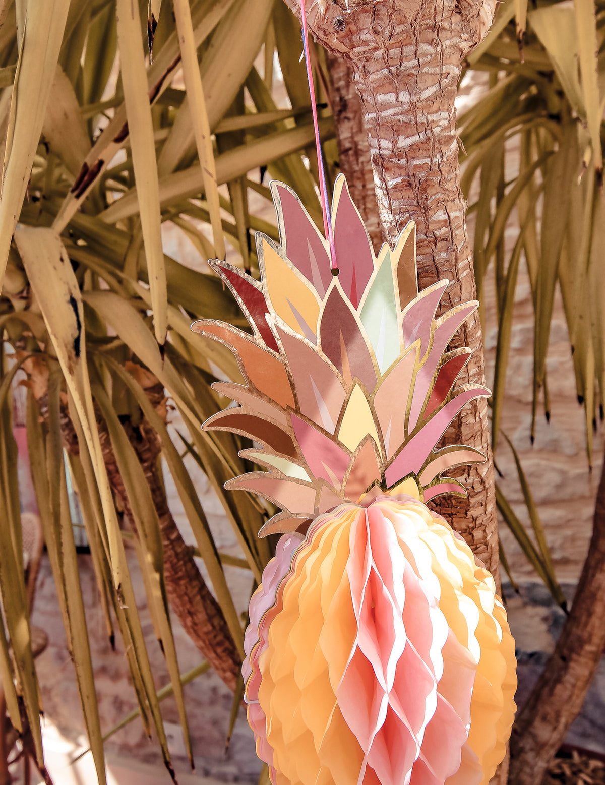 Mise en situation de la suspension en papier alvéolé ananas multicolore à dorure