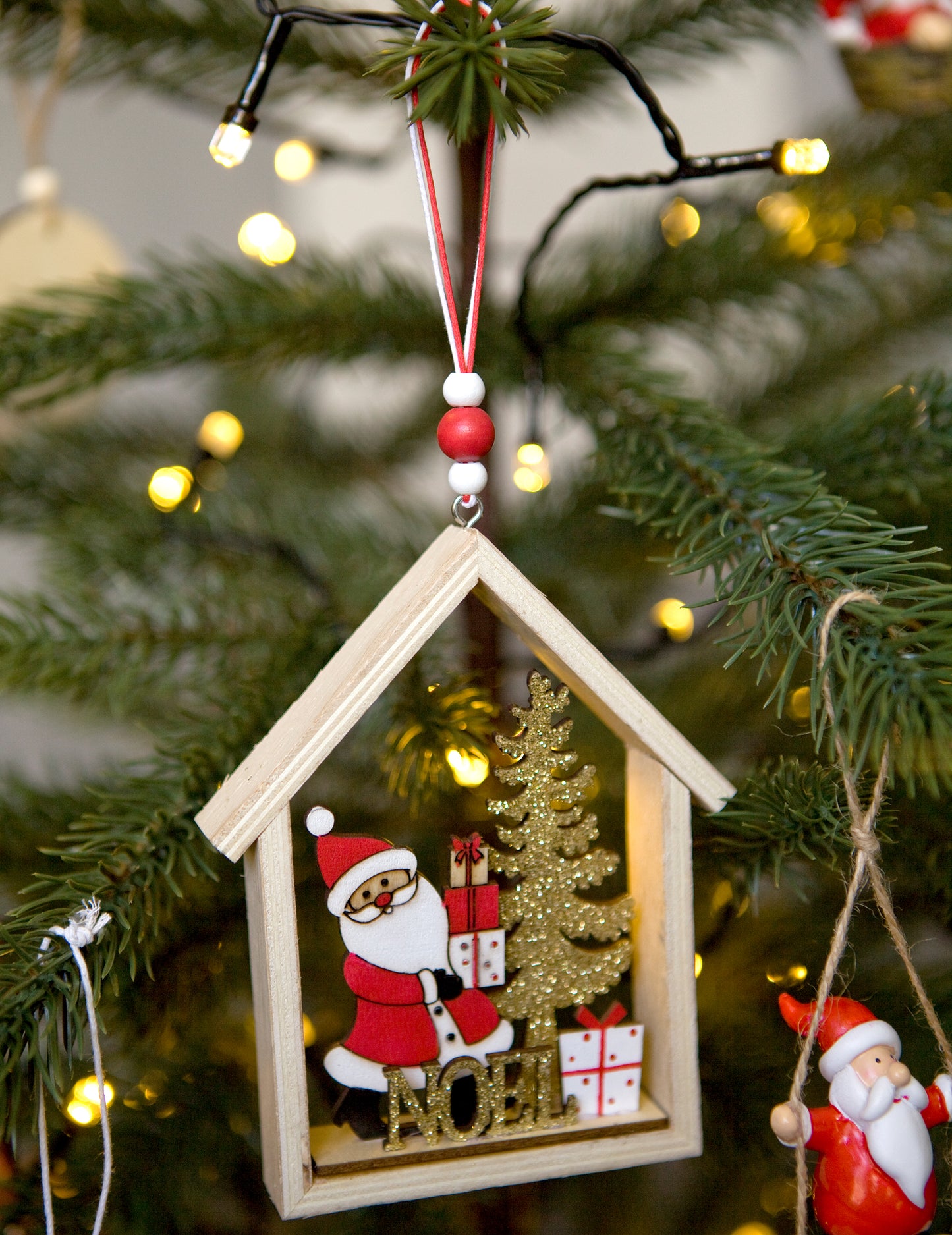 Drveni viseći Djed Mraz u svojoj kućici 13 x 11 x 2 cm za jelku