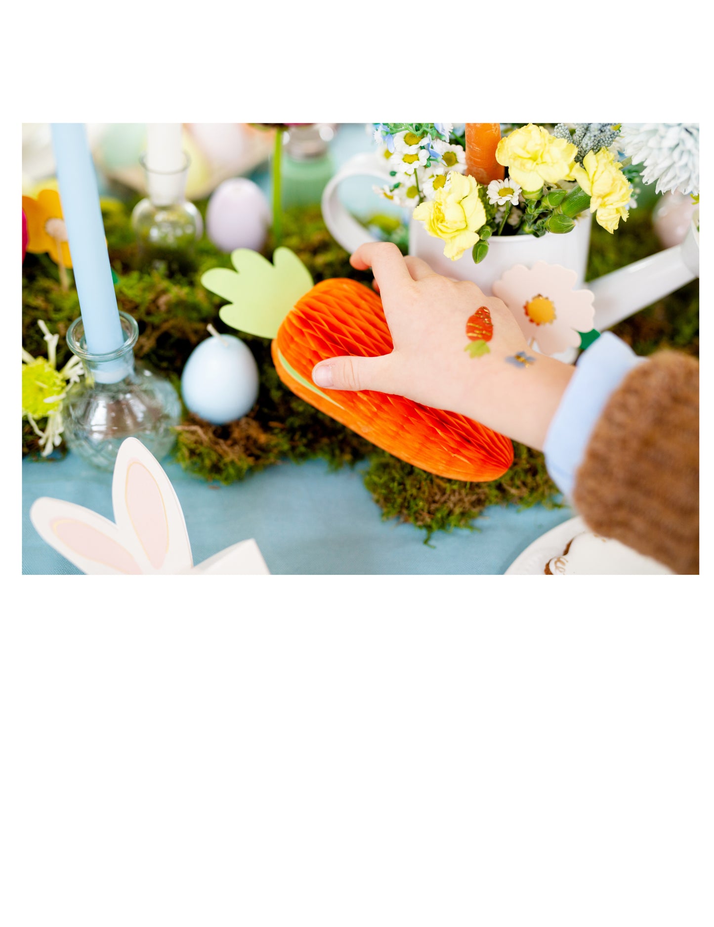 Viseći ukras od papira u obliku saća od mrkve 20 cm za Uskrs