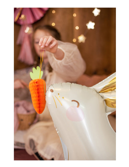 Viseći ukras od papira u obliku saća od mrkve 20 cm za Uskrs