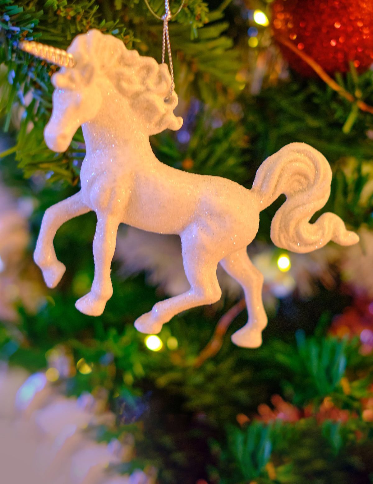 Mise en situation dans un sapin de la suspension licorne pailletée