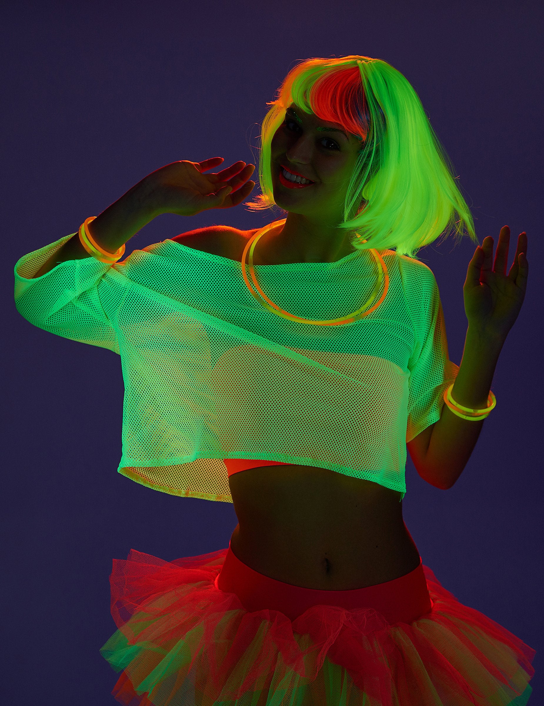 Effet fluorescent sous lumière noire du t-shirt court résille années 80