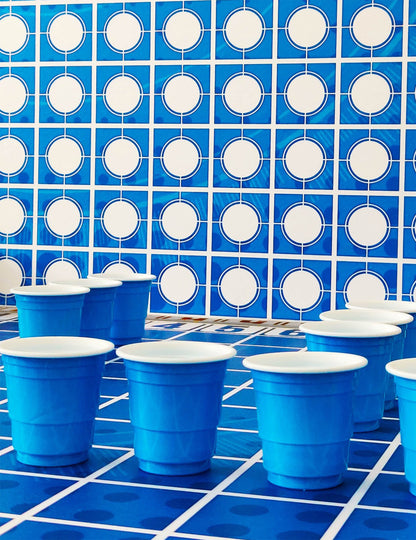 Gros plan sur les gobelets bleus de la Table battle shots pour adulte