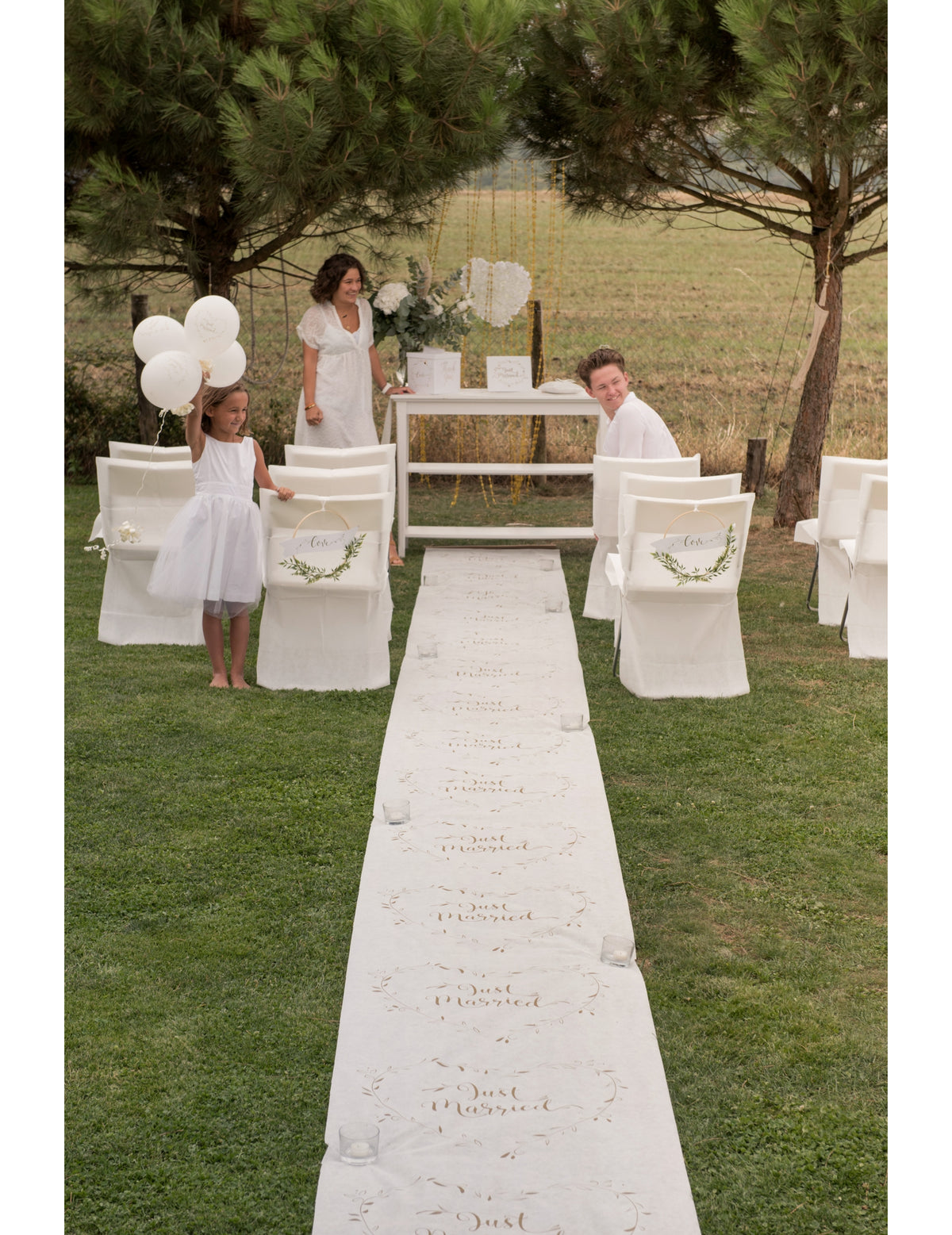 Perspective de l'allée de cérémonie du tapis de cérémonie Just Married pour mariage blanc et or