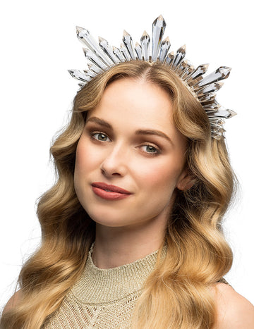 Tiara ukrašena prozirnim kristalima