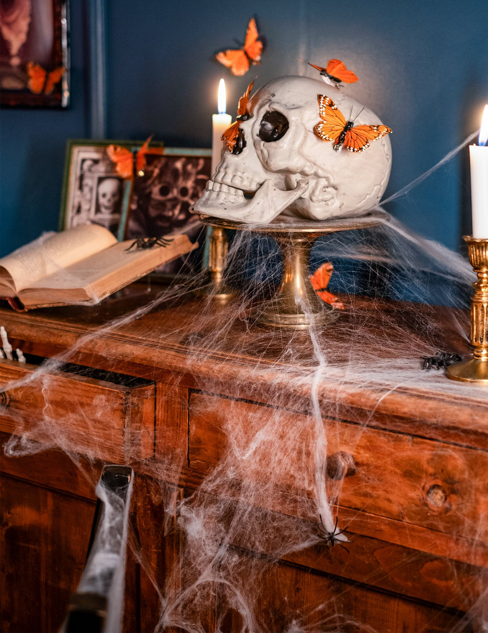 Mise en scène sur un meuble de la toile d'araignée Halloween