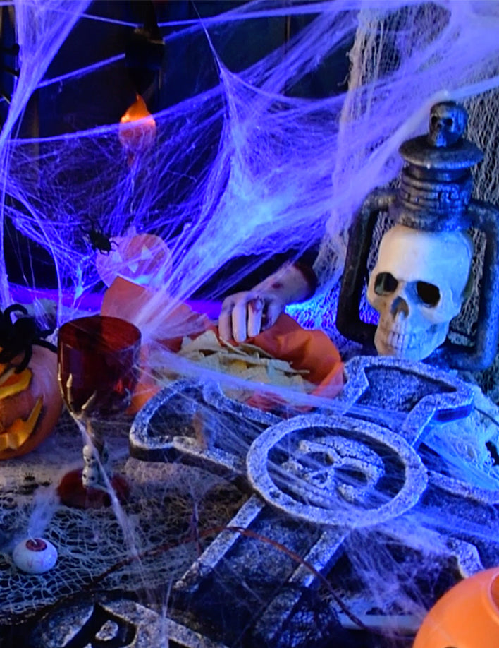 Mise en situation de la toile d'araignée Halloween pour décoration blanche