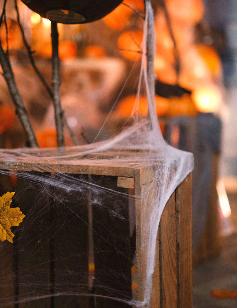 Détail de l'étalement sur une caisse en bois de la toile d'araignée blanche Halloween