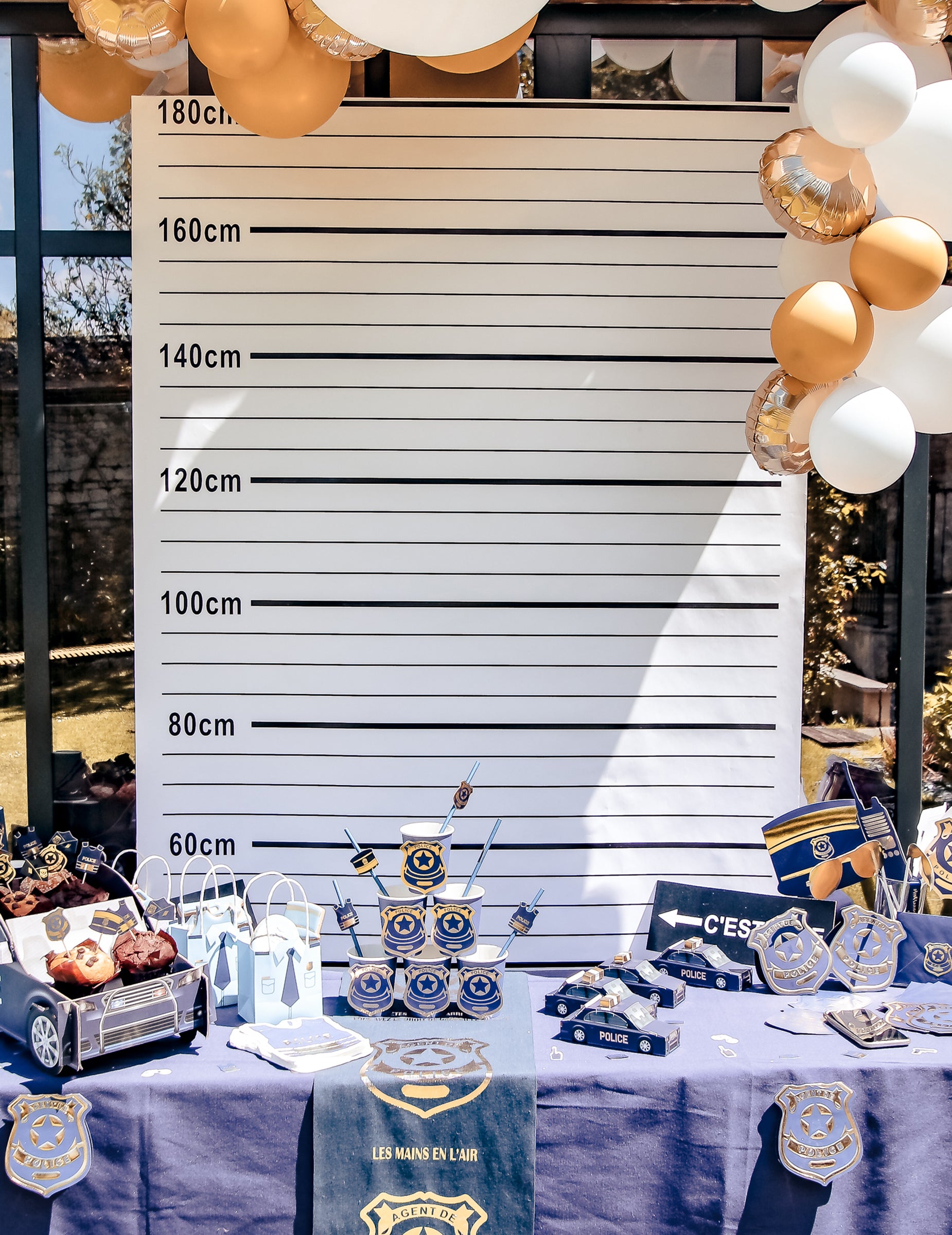 Mise en situation avec accessoires de fête de la toile de police arrestation pour adulte
