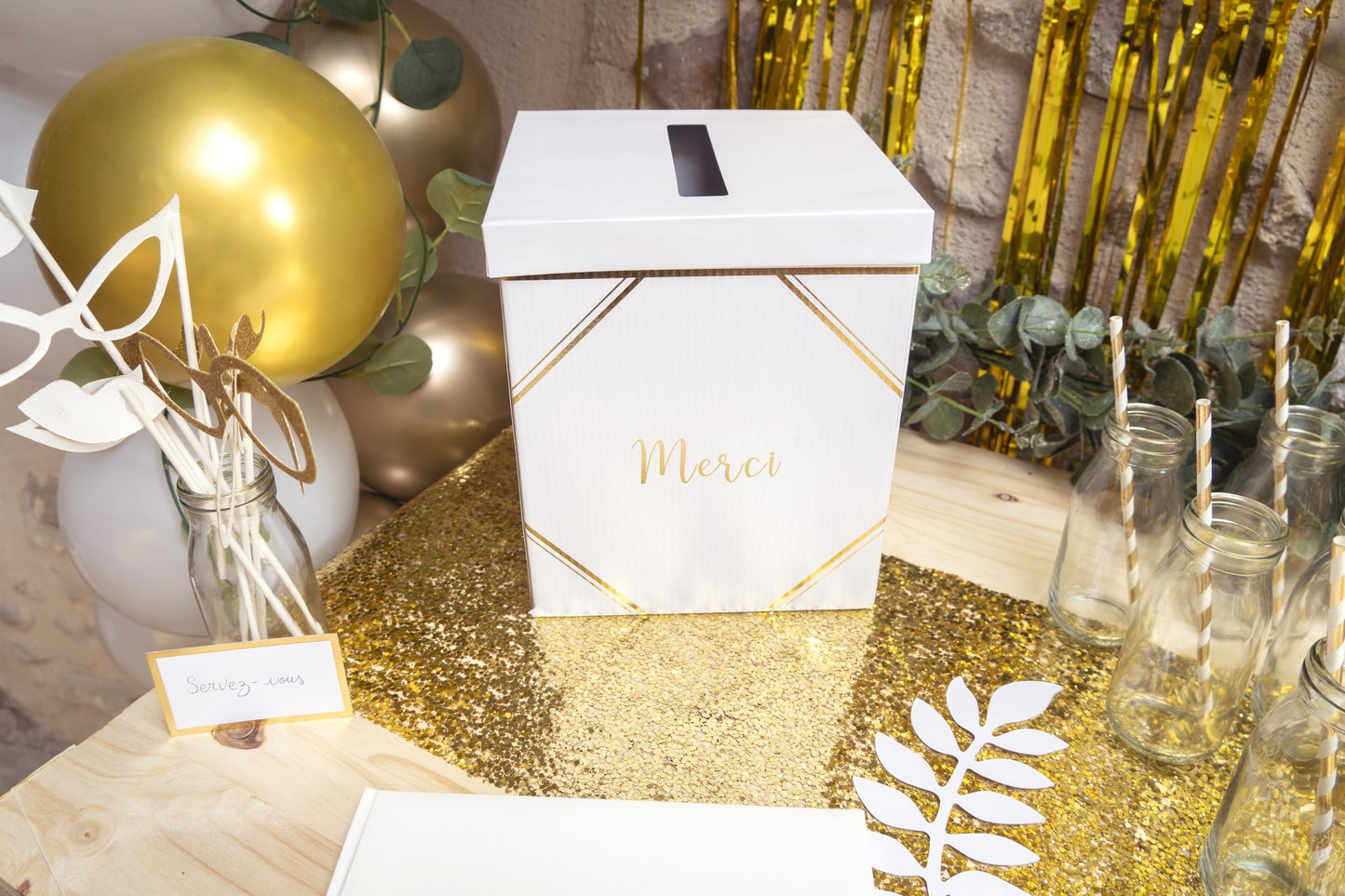 Mise en situation de l'urne en carton merci pour mariage