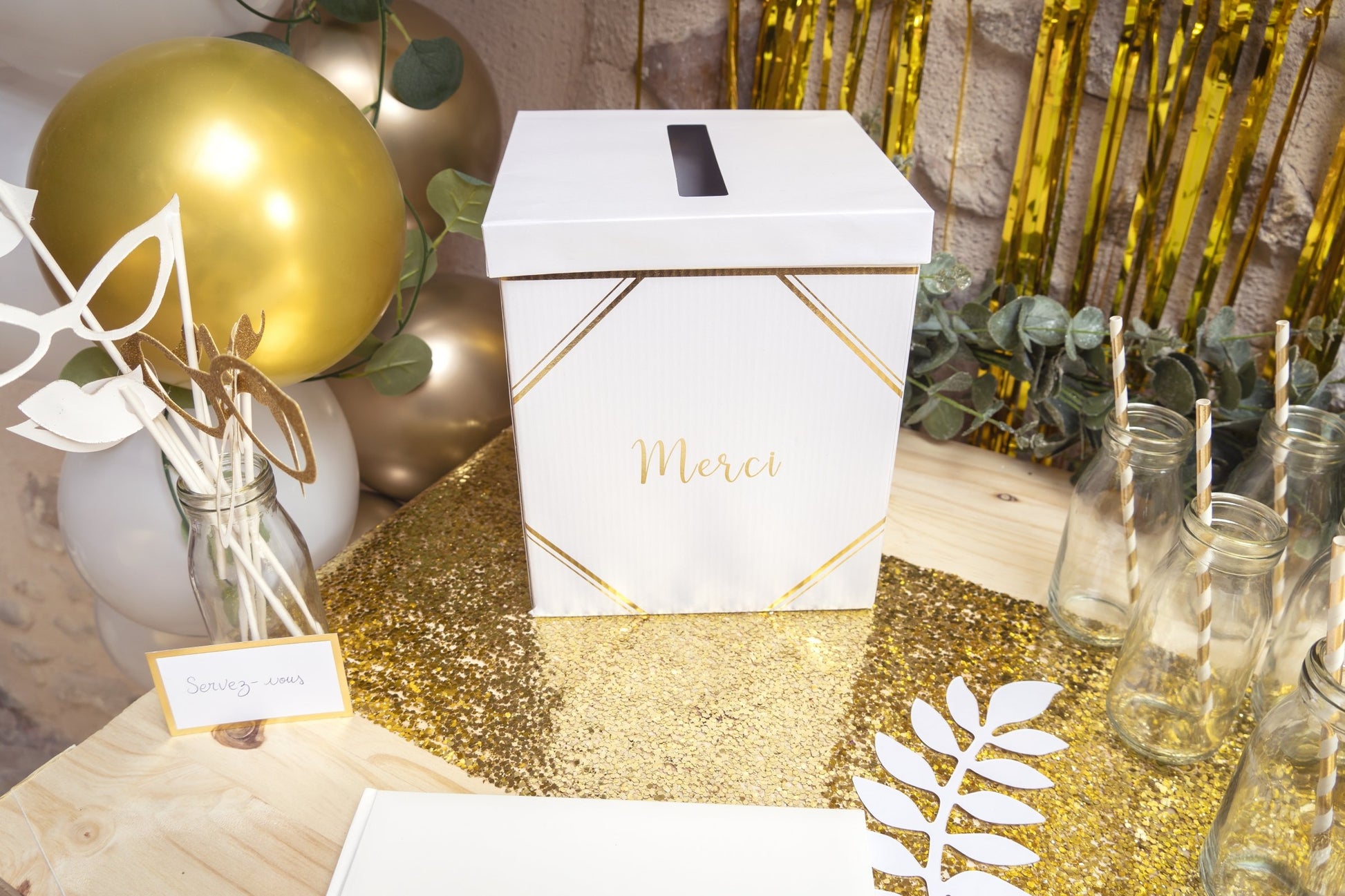 Mise en situation de l'urne en carton merci pour mariage