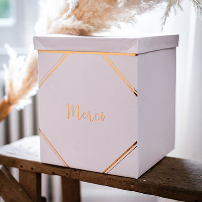 Vue de trois-quarts de l'urne en carton merci pour mariage